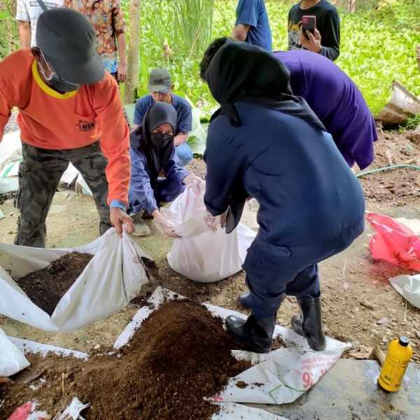 Prodi Paramedik Veteriner UNAIR Berikan Pelatihan Olah Limbah Ternak Ruminansia Jadi Pupuk Organik